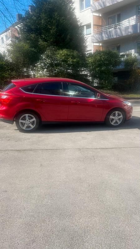 Second-hand Ford Focus Titanium 150 CP (110 kW) 2011 Roșu Berlinǎ