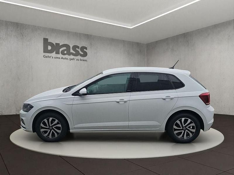 Gebraucht VW Polo Active 95 PS (69 kW) 2021 Pure white / deep black perleffekt Kleinwagen