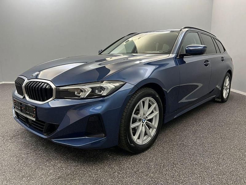 Blau Gebraucht 2023 BMW 318 Shadowline Limousine | 29.499 € (Fairer Preis) - Bild 1/4