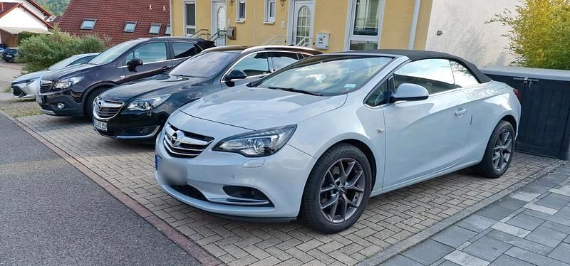 Second-hand Opel Cascada 165 CP (121 kW) 2014 Albastru Cabrio
