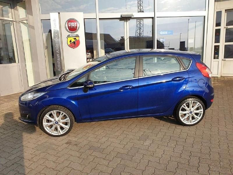 Gebraucht Ford Fiesta Titanium 95 PS (69 kW) 2015 Indicblau metallic Limousine