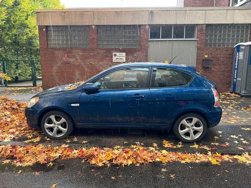 Blau Gebraucht 2006 Hyundai Accent GLS Limousine | 2.250 € - Bild 1/4