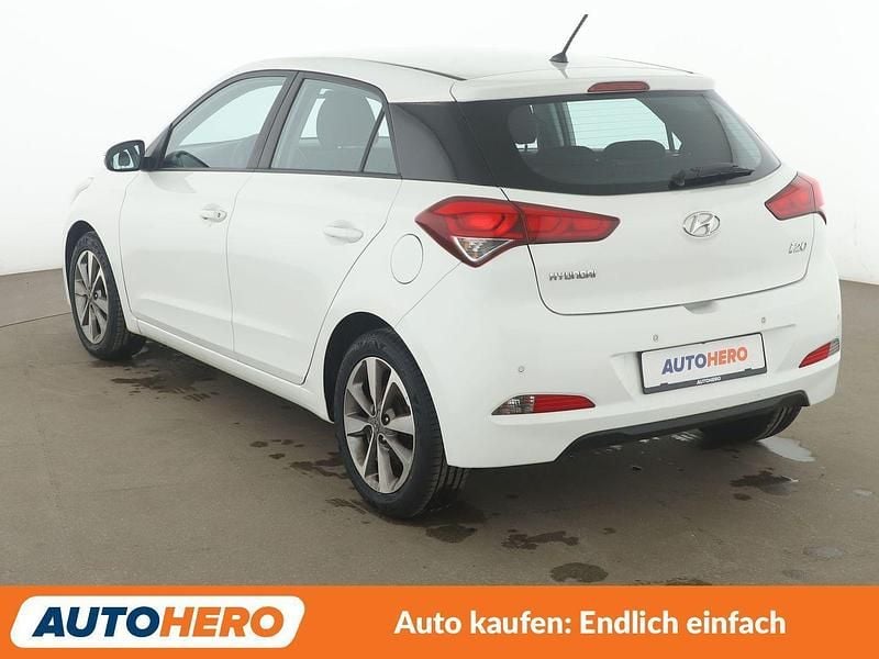 Gebraucht Hyundai i20 Comfort 75 PS (55 kW) 2018 Weiß Kleinwagen