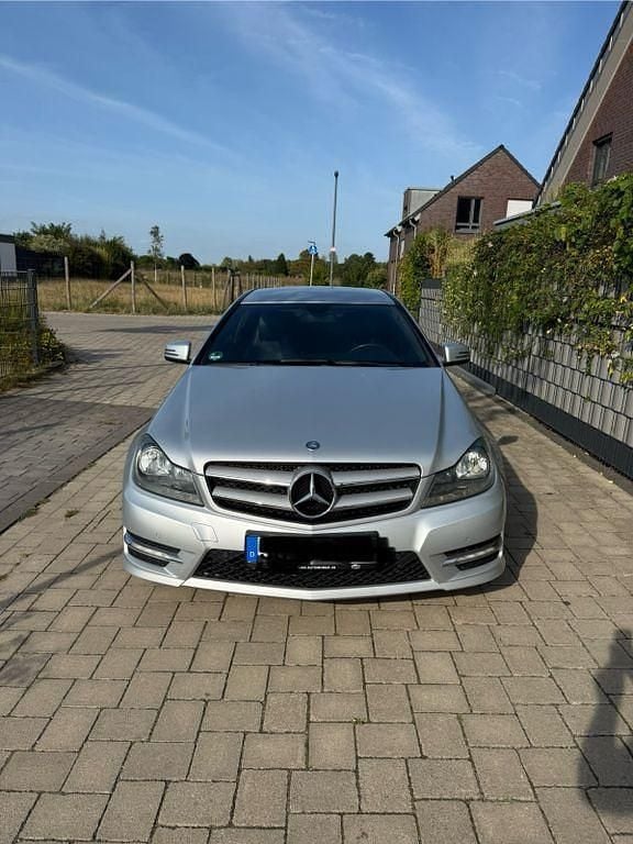 Silber Gebraucht 2013 Mercedes C180 AMG line Coupé | 9.999 € (Guter Preis) - Bild 1/4