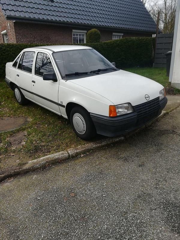 Weiß Gebraucht 1986 Opel Kadett Limousine | 3.450 € - Bild 1/4