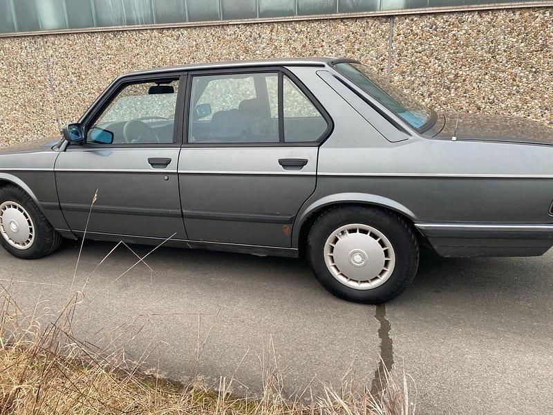 Gebraucht BMW 520 129 PS (94 kW) 1987 Grau Limousine