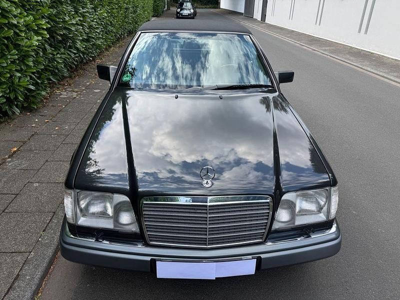 Schwarz Gebraucht 1996 Mercedes E220 Cabrio | 26.500 € (Fairer Preis) - Bild 1/4