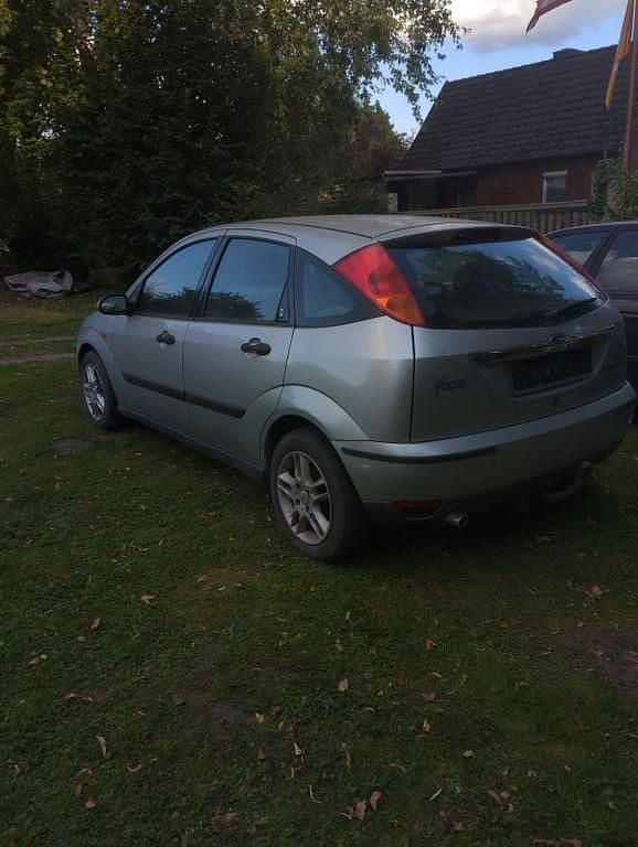 Gebraucht Ford Focus Ghia 116 PS (85 kW) 2001 Silber Limousine
