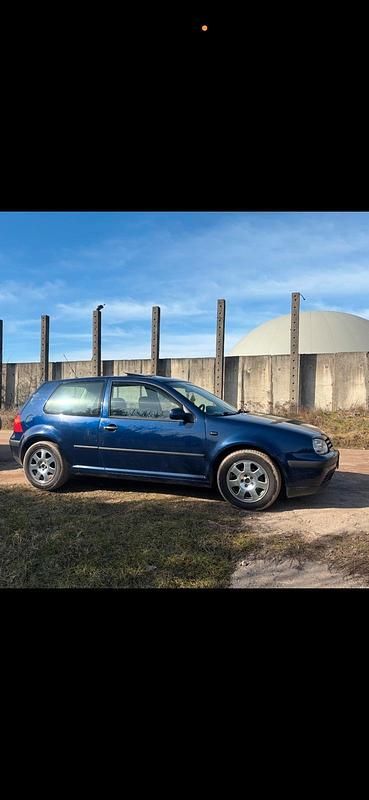 Blau Gebraucht 2000 VW Golf IV Kleinwagen | 500 € (Superpreis) - Bild 1/1