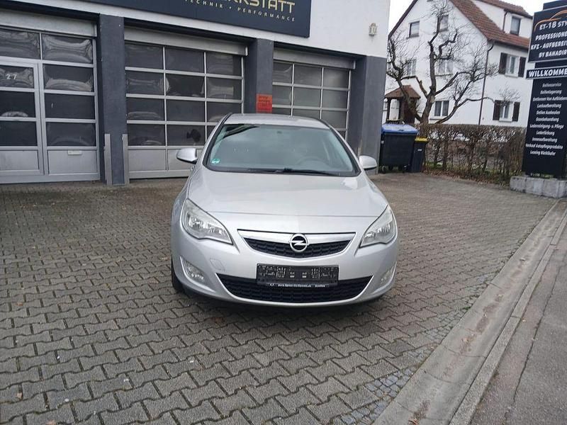 Gebraucht Opel Astra Edition 110 PS (80 kW) 2011 Silber Kombi