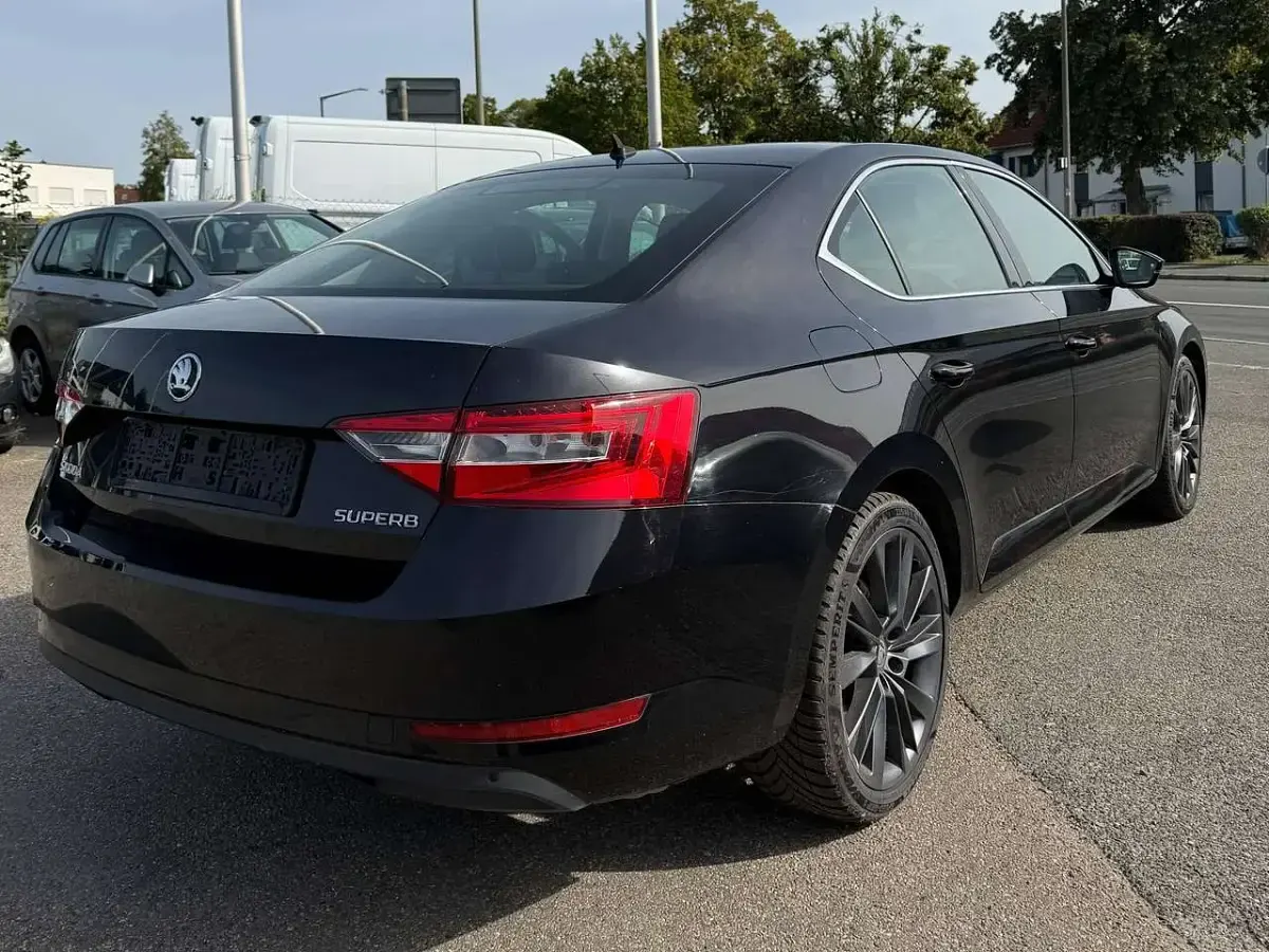 Gebraucht Skoda Superb Ambition 150 PS (110 kW) 2019 Schwarzmagic perleffekt Kleinwagen