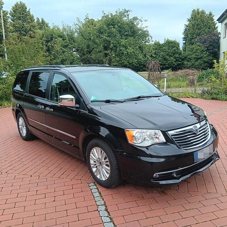 Schwarz Gebraucht 2013 Lancia Voyager Gold Van / Kleinbus | 14.900 € (Etwas zu teuer) - Bild 1/4