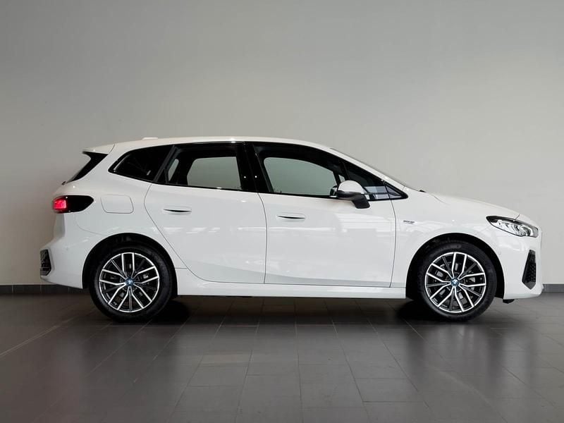 Weiss Gebraucht 2022 BMW 225 Active Tourer M Sport Van / Kleinbus | 28.990 € (Guter Preis) - Bild 1/4