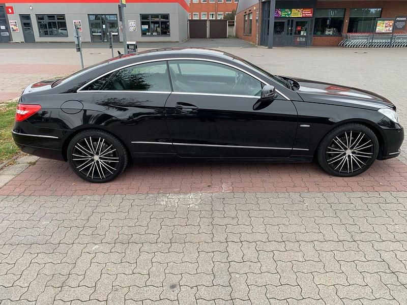 Gebraucht Mercedes E200 184 PS (135 kW) 2010 Schwarz Coupé