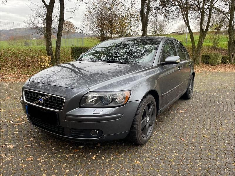 Grau Gebraucht 2004 Volvo S40 Limousine | 4.599 € (Fairer Preis) - Bild 1/4