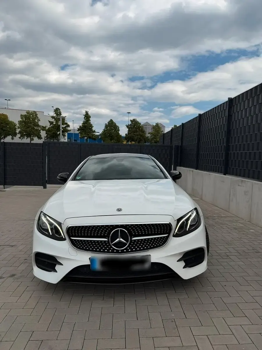 Gebraucht Mercedes E220 AMG line 194 PS (142 kW) 2019 Weiß Coupé