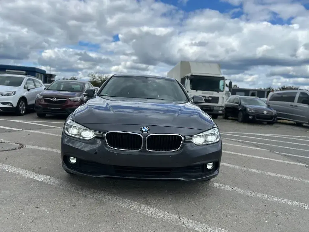 Gebraucht BMW 320 163 PS (119 kW) 2018 Grau Limousine