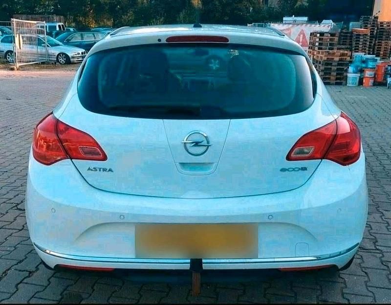 Second-hand Opel Astra 101 CP (74 kW) 2012 Alb Berlinǎ