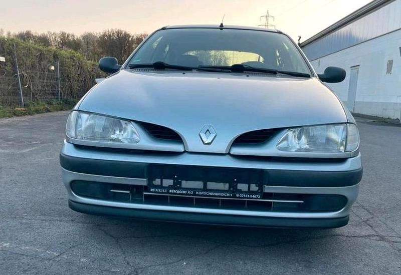 Silber Gebraucht 1998 Renault Mégane Limousine | 2.250 € (Fairer Preis) - Bild 1/4
