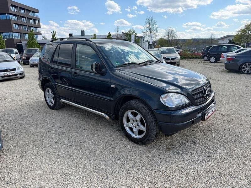 Second-hand Mercedes ML320 218 CP (160 kW) 2000 Negru SUV