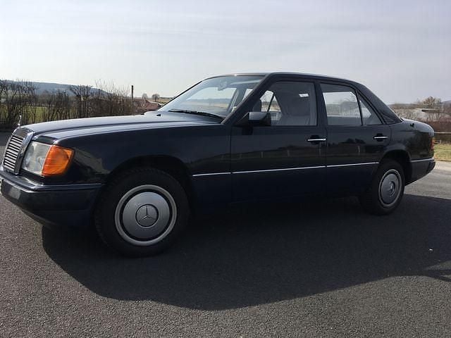 Gebraucht Mercedes E260 160 PS (117 kW) 1991 Blau Limousine