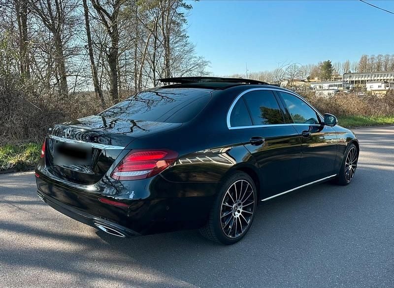 Gebraucht Mercedes E220 194 PS (142 kW) 2019 Schwarz Limousine
