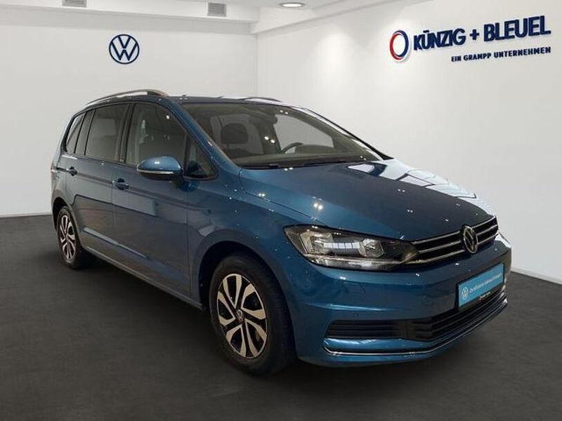 Gebraucht VW Touran Active 150 PS (110 kW) 2022 Caribbean blue metallic Van / Kleinbus