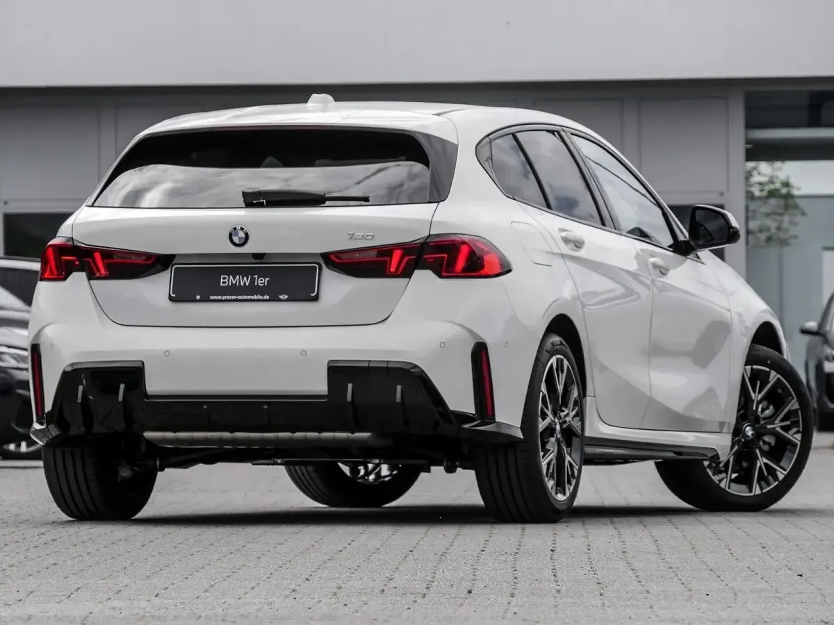 Neu BMW 120 156 PS (114 kW) 2026 Weiß Kleinwagen