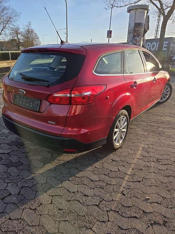 Gebraucht Ford Focus Trend 125 PS (91 kW) 2015 Rot Kombi