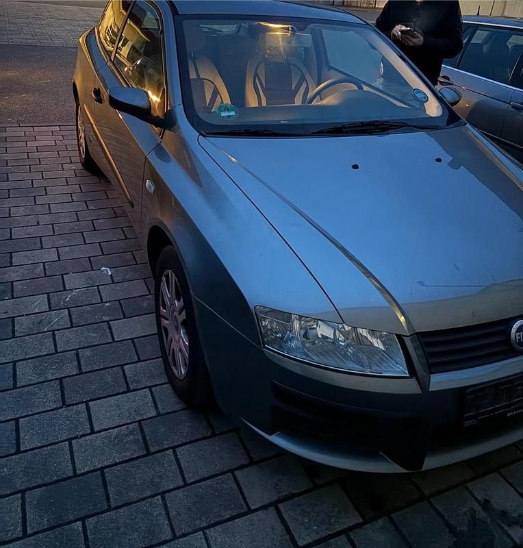 Grau Gebraucht 2005 Fiat Stilo Kleinwagen | 800 € (Fairer Preis) - Bild 1/4