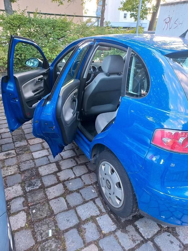Blau Gebraucht 2004 Seat Ibiza Kleinwagen | 1.500 € (Guter Preis) - Bild 1/4