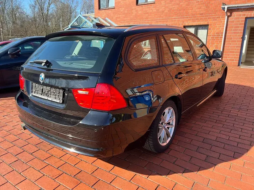 Gebraucht BMW 320 184 PS (135 kW) 2011 Schwarz Kombi