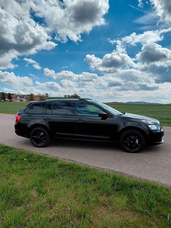 Second-hand Skoda Octavia Active 150 CP (110 kW) 2016 Negru Break