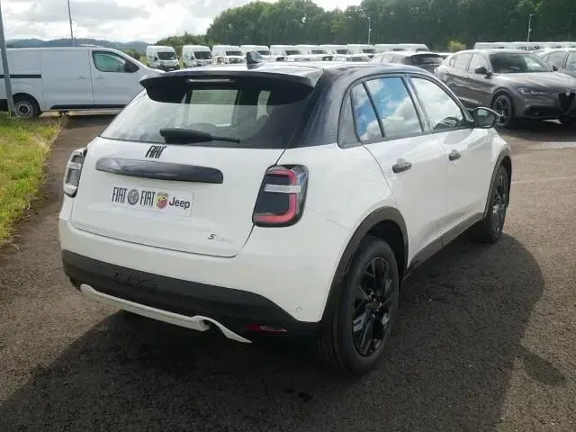 Neu Fiat 600 Street 101 PS (74 kW) 2026 Gelato weiss mit schwarzem dach SUV
