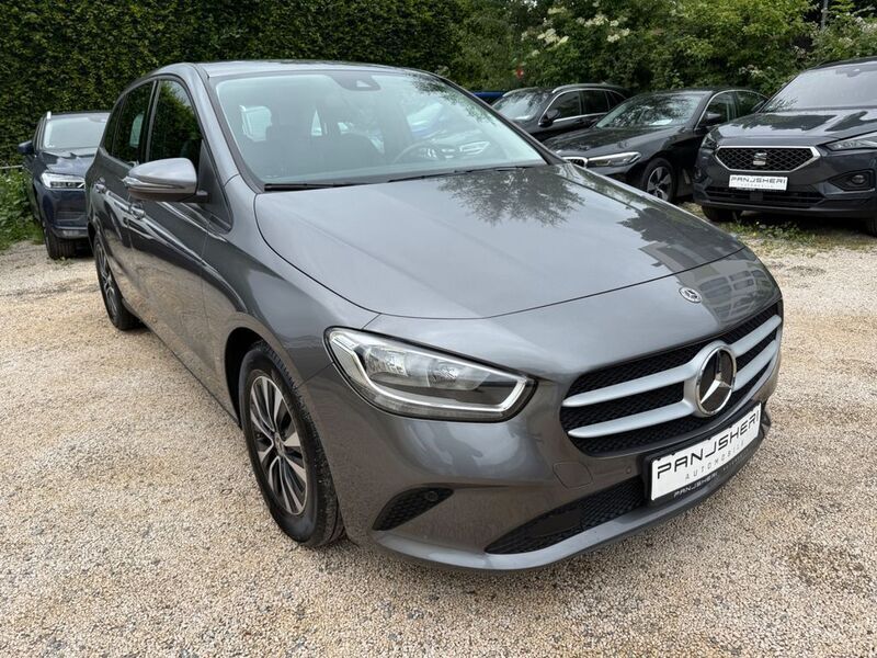 Mountaingrau met. Gebraucht 2021 Mercedes B200 Van / Kleinbus | 18.999 € (Guter Preis) - Bild 1/4
