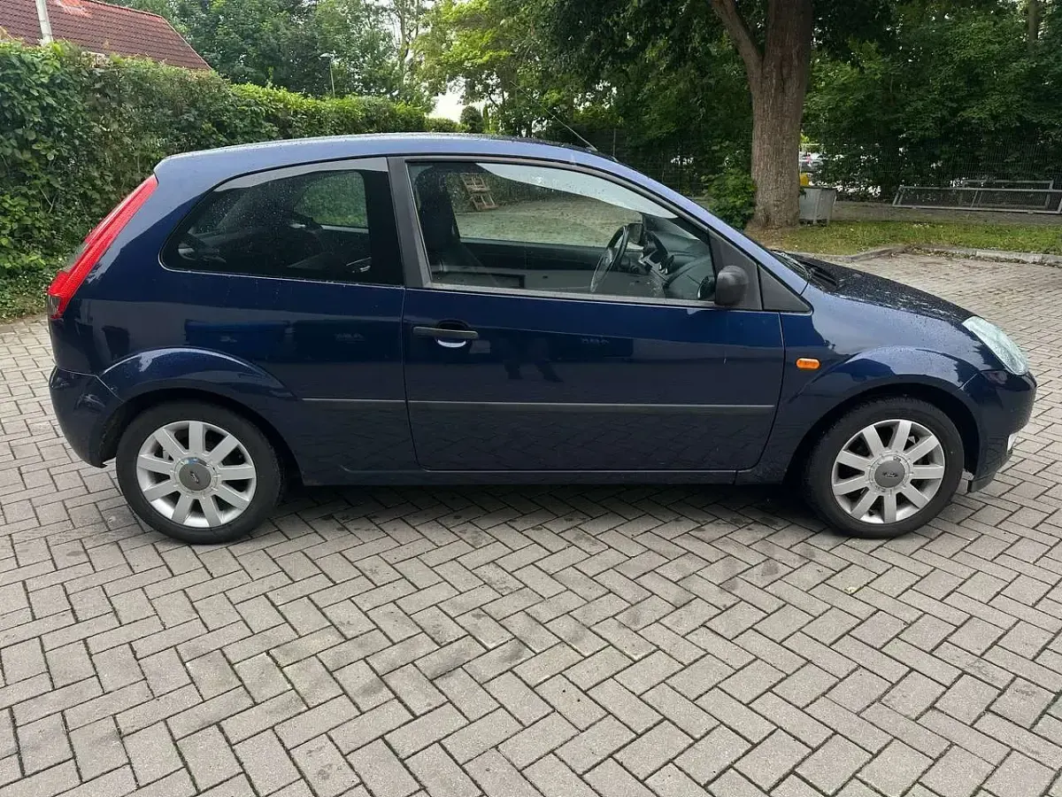 Gebraucht Ford Fiesta Ambiente 80 PS (58 kW) 2005 Dunkelblau Kleinwagen