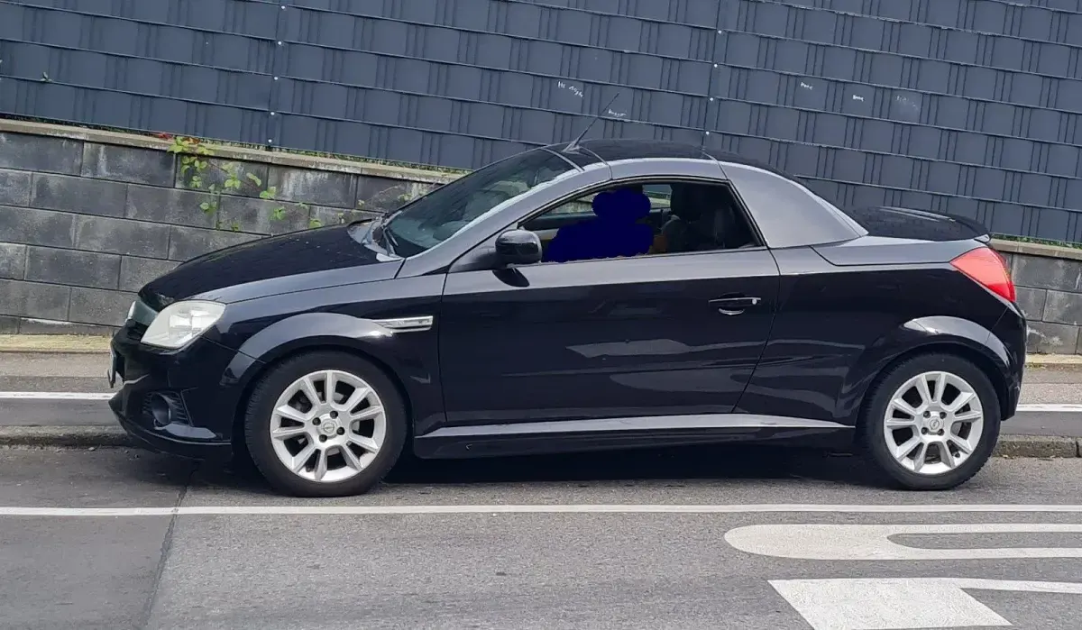 Używany Opel Tigra 90 KM (66 kW) 2007 Czarny Kabriolet