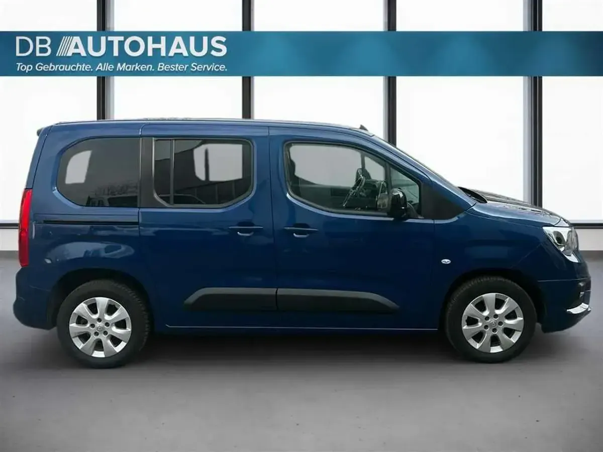 Second-hand Opel Combo Life Elegance 131 CP (96 kW) 2022 Albastru Monovolum