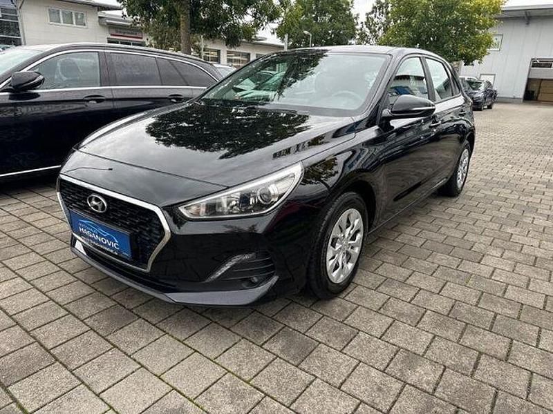 Gebraucht Hyundai i30 Select 95 PS (69 kW) 2019 Schwarz Limousine