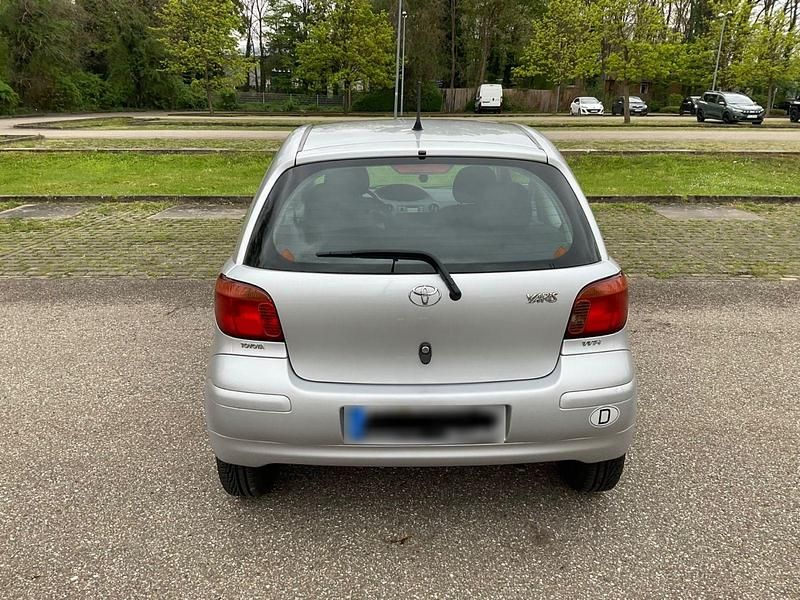 Gebraucht Toyota Yaris Sol 65 PS (47 kW) 2004 Silber Limousine