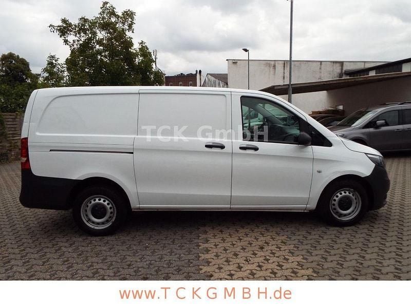 Weiß Gebraucht 2021 Mercedes Vito Van / Kleinbus | 15.458 € (Superpreis) - Bild 1/4