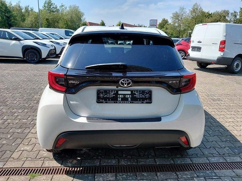 Neu Toyota Yaris Hybrid 116 PS (85 kW) 2025 Weiß Limousine