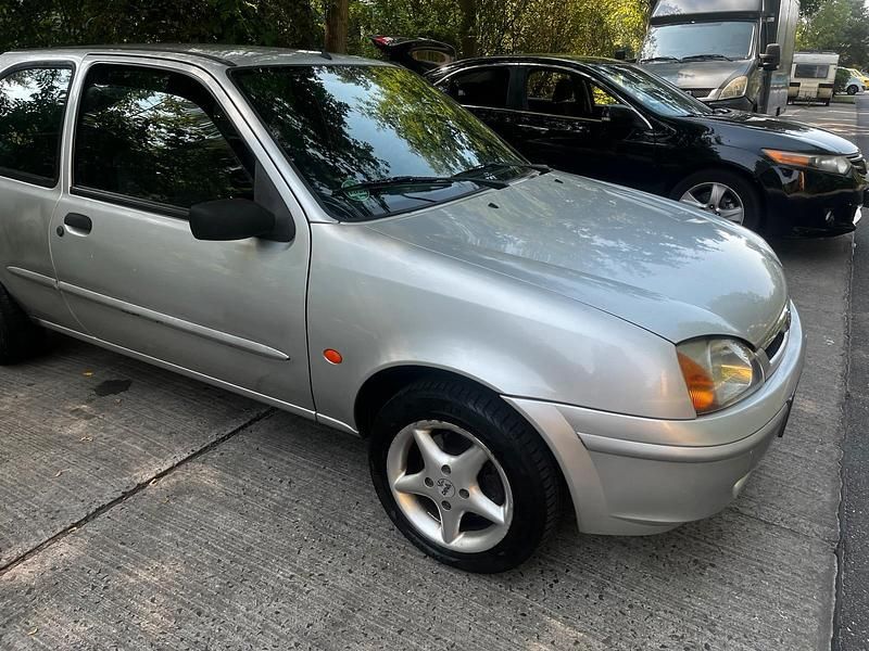 Silber Gebraucht 2002 Mazda 121 Kleinwagen | 900 € - Bild 1/4