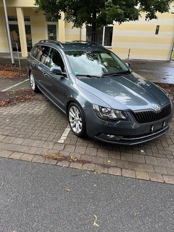 Blau Gebraucht 2015 Skoda Superb Kombi | 15.990 € (Fairer Preis) - Bild 1/4