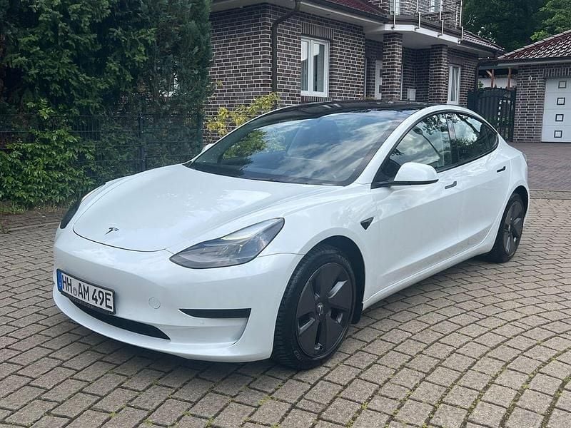 Weiß Gebraucht 2021 Tesla Model 3 Standard Range Plus Limousine | 24.900 € (Superpreis) - Bild 1/4