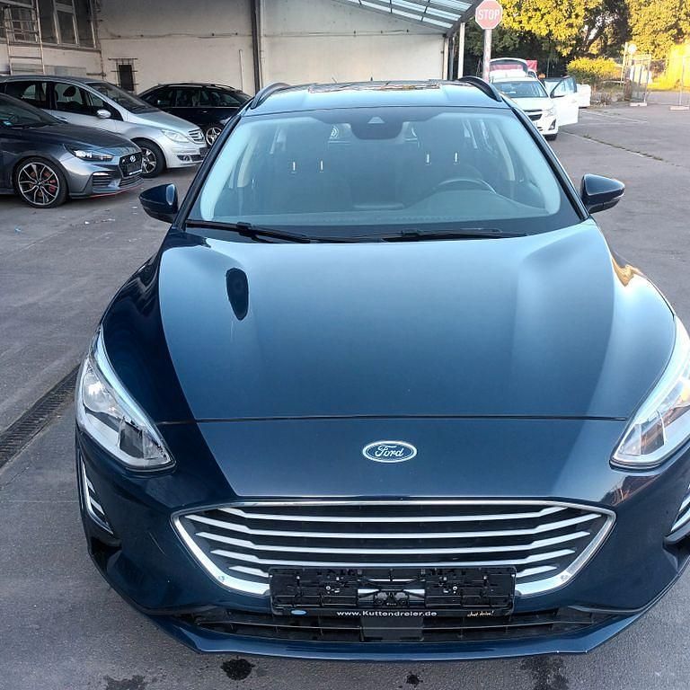 Blau Gebraucht 2019 Ford Focus Trend Limousine | 5.999 € - Bild 1/4