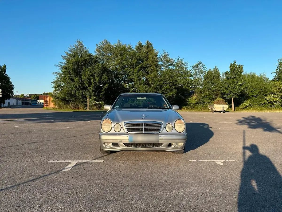 Gebraucht Mercedes E200 Classic 116 PS (85 kW) 2001 Silber Limousine