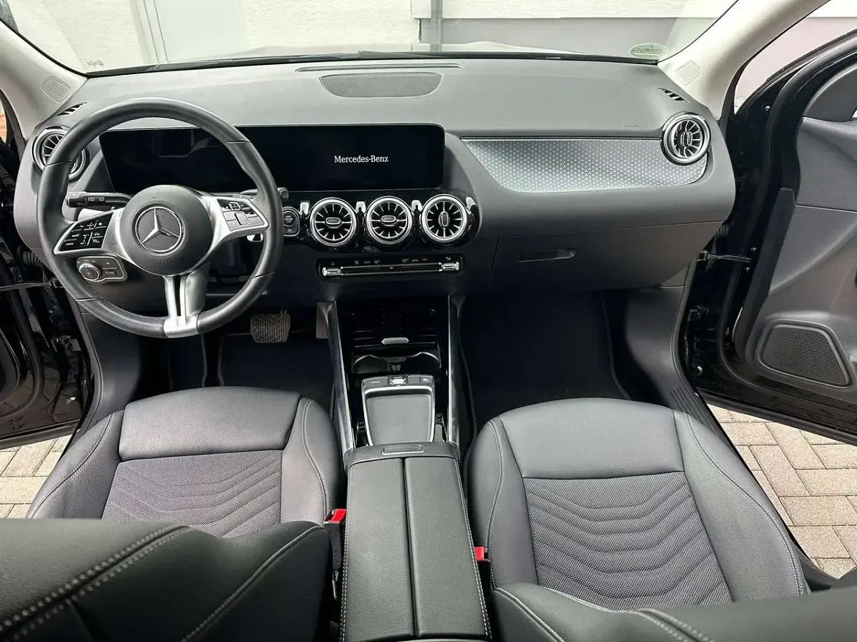 Gebraucht Mercedes GLA200 Progressive 163 PS (119 kW) 2024 Schwarz SUV