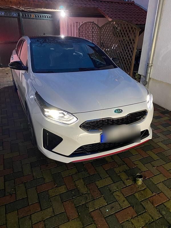 Weiß Gebraucht 2020 Kia ProCeed GT Kleinwagen | 21.500 € (Guter Preis) - Bild 1/4
