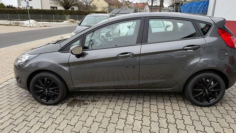 Gebraucht Ford Fiesta Trend 82 PS (60 kW) 2016 Grau Limousine